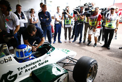Oud-wereldkampioenen Keke Rosberg en zijn zoon Nico Rosberg, bereiden zich voor op een rondje met hun WK-wagens