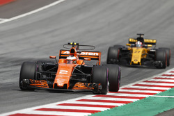 Stoffel Vandoorne, McLaren MCL32, Nico Hulkenberg, Renault Sport F1 Team RS17