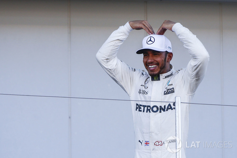Lewis Hamilton, Mercedes AMG F1, salutes Sir Mo Farah from the podium