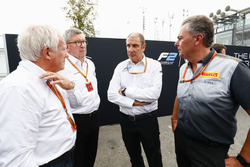 Charlie Whiting, Ross Brawn, Bruno Michel en Mario Isola tijdens de onthulling van de 2018 F2-bolide