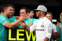 Переможець гонки Льюіс Хемілтон, Mercedes AMG F1 святкує з командою