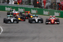 Lewis Hamilton, Mercedes AMG F1 W07 Hybrid en teamgenoot Nico Rosberg, Mercedes AMG F1 W07 Hybrid ti