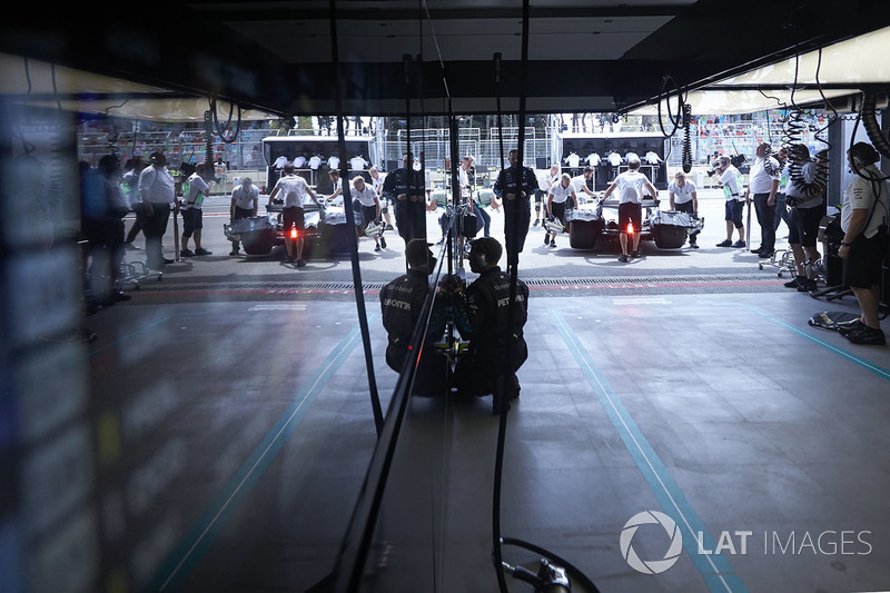 Valtteri Bottas, Mercedes AMG F1 W09 vuelve a boxes