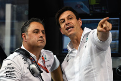 Ron Meadows, Mercedes AMG F1 Takım Menajeri ve Toto Wolff, Mercedes AMG F1 Direktörü
