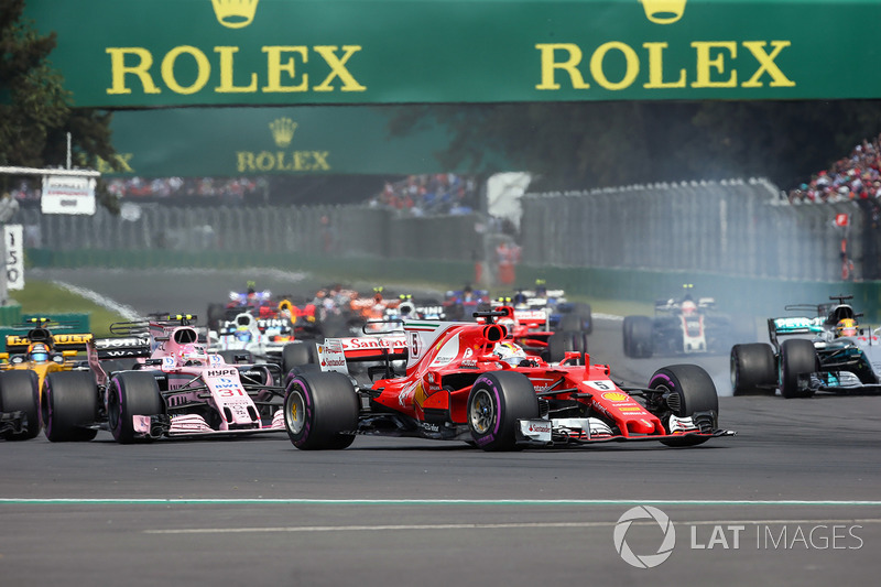 Lewis Hamilton, Mercedes-Benz F1 W08 con un neumático ponchado, Sebastian Vettel, Ferrari SF70H
