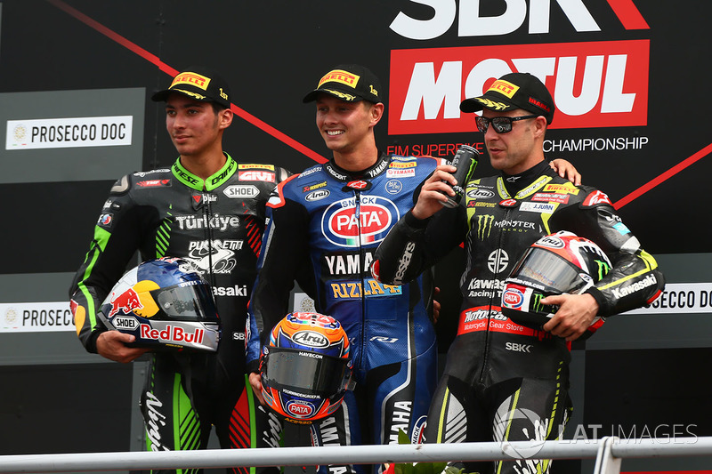 Podyum: Yarış galibi Michael van der Mark, Pata Yamaha, 2. Toprak Razgatlioglu, Kawasaki Puccetti Racing, 3. Jonathan Rea, Kawasaki Racing