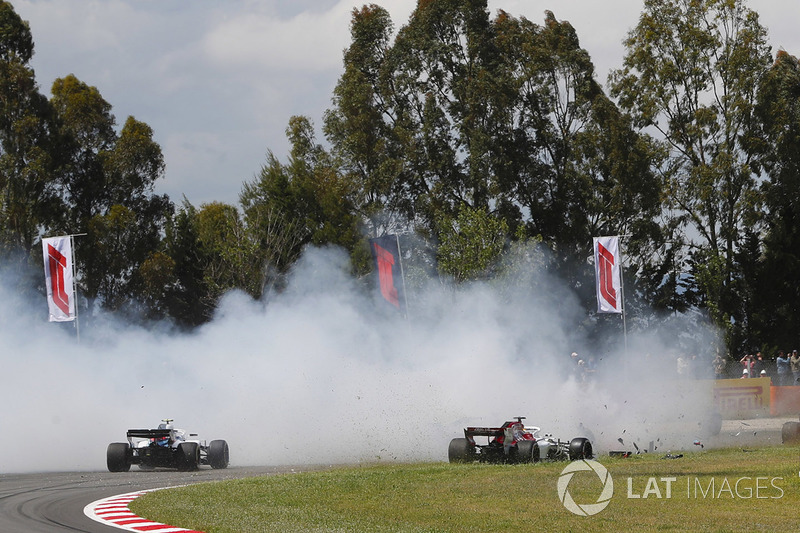Romain Grosjean, Haas F1 Team VF-18, melintir di tengah trek dan tertabrak Nico Hulkenberg, Renault Sport F1 Team R.S. 18, dan Pierre Gasly, Toro Rosso STR13