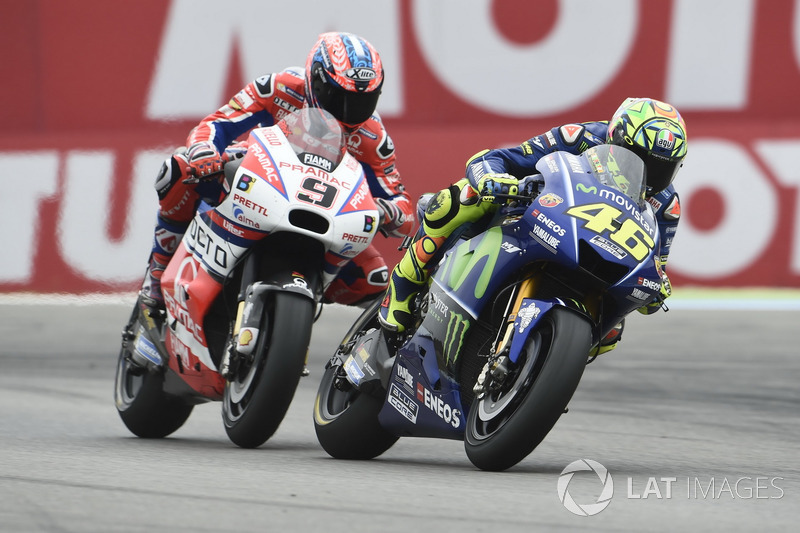 Valentino Rossi en Danilo Petrucci bij het uitkomen van de GT-bocht.