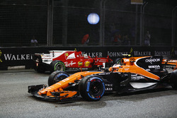 Stoffel Vandoorne, McLaren MCL32 ve Sebastian Vettel, Ferrari SF70H kaza yapıyor