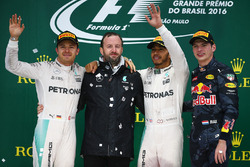Podium: Nico Rosberg, Mercedes AMG F1, tweede; Lewis Hamilton, Mercedes AMG F1, race winnaar; Max Ve