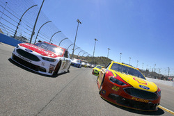 Joey Logano, Team Penske Ford and Ryan Blaney, Wood Brothers Racing Ford lead the field at the start of the race