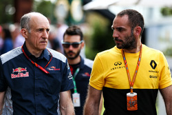 Franz Tost, Team Principal Scuderia Toro Rosso STR12 con Cyril Abiteboul, Managing Director Renault