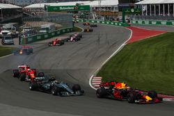 Max Verstappen, Red Bull Racing RB13 leads Valtteri Bottas, Mercedes-Benz F1 W08