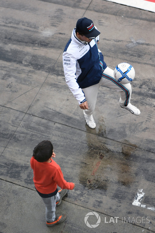 Felipe Massa, Williams plays football in pit lane, his Felipinho Massa