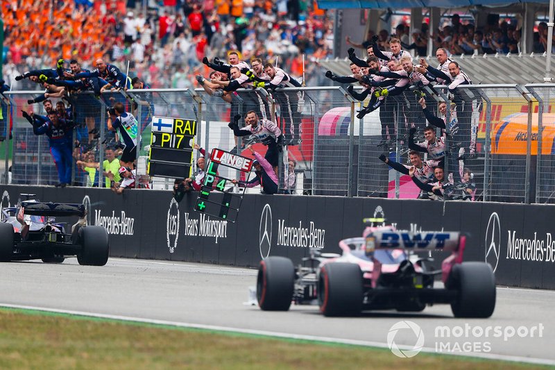 Les mécaniciens Racing Point fêtent sur le muret des stands la quatrième place de Lance Stroll, Racing Point RP19
