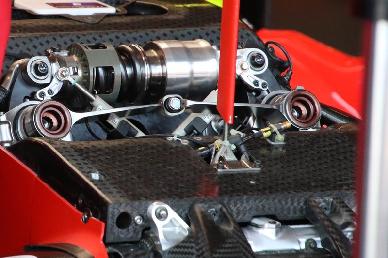 Ferrari SF90 dettaglio sospensione anteriore