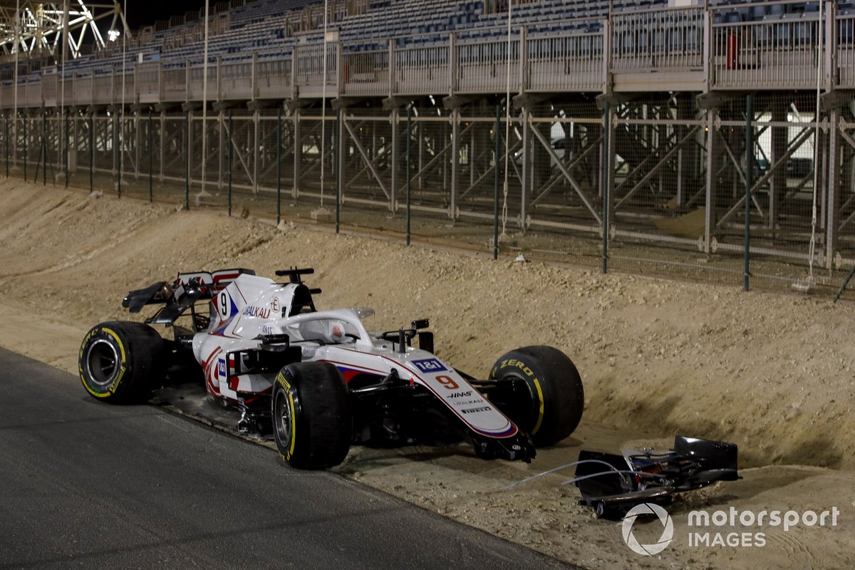 Kondisi mobil VF-21 pembalap Haas F1, Nikita Mazepin, setelah mengalami insiden dalam F1 GP Bahrain 2021.