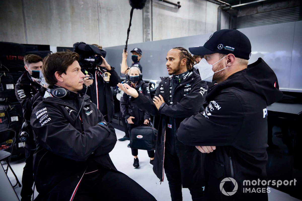 Toto Wolff, Team Principal and CEO, Mercedes AMG, Lewis Hamilton, Mercedes, and Valtteri Bottas, Mercedes, talk in the garage