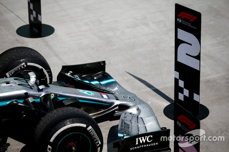 Number 2 in front of the car of Lewis Hamilton, Mercedes AMG F1 after Sebastian Vettel, Ferrari moves the signs