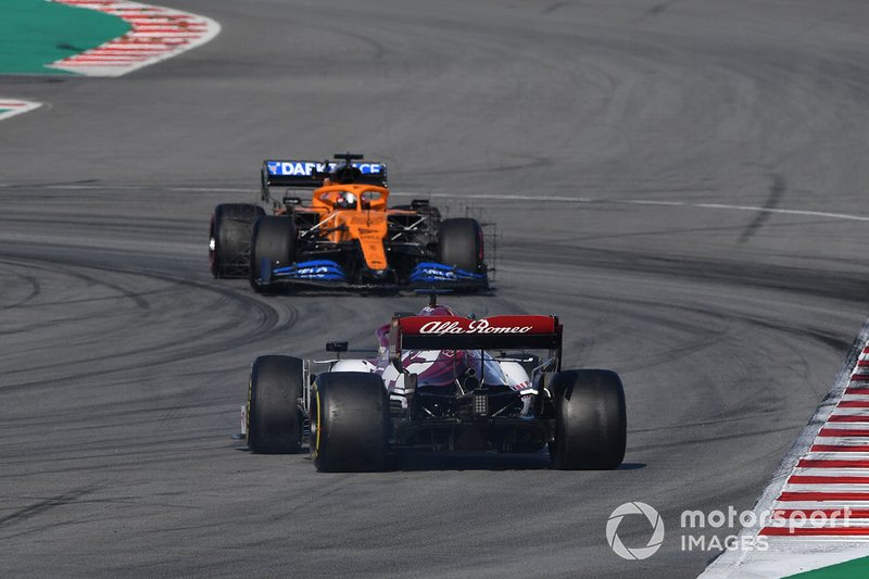 Carlos Sainz Jr., McLaren MCL35, face à Robert Kubica, Alfa Romeo Racing C39, en tête-à-queue