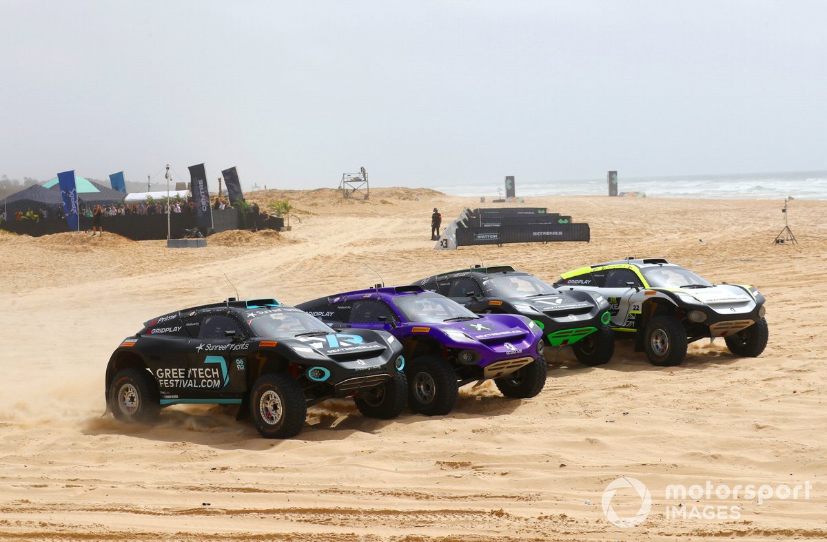 Start of final, Molly Taylor, Johan Kristoffersson, Rosberg X Racing, Cristina Gutierrez, Sebastien Loeb, X44, Jamie Chadwick, Stephane Sarrazin, Veloce Racing, Mikaela Ahlin-Kottulinsky, Kevin Hansen, JBXE Extreme-E Team