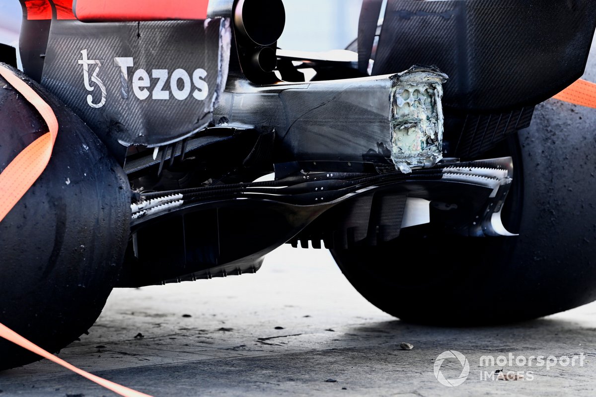 Los daños en el coche de Max Verstappen, Red Bull Racing RB16B