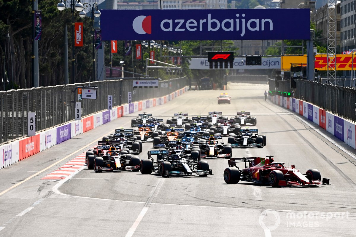 Charles Leclerc, Ferrari SF21, Lewis Hamilton, Mercedes W12, Max Verstappen, Red Bull Racing RB16B, and the rest of the field at the start