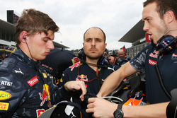 Max Verstappen, Red Bull Racing met Gianpiero Lambiase, Red Bull Racing Engineer en trainer Jake Ali