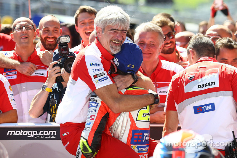 Переможець гонки Андреа Янноне, Ducati Team та Джіджі Далл'Інья, керівник Ducati Team