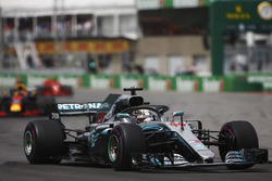 Lewis Hamilton, Mercedes AMG F1 W09, leads Daniel Ricciardo, Red Bull Racing RB14 and Kimi Raikkonen, Ferrari SF71H