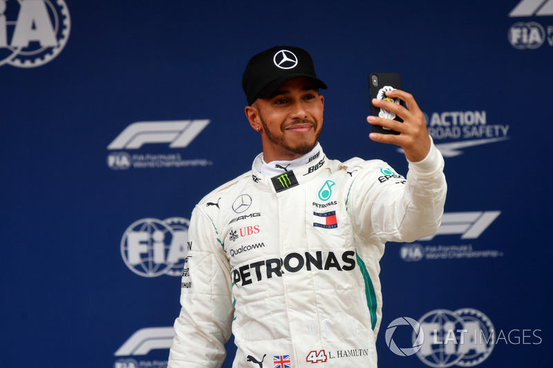 Ganador de la pole Lewis Hamilton, Mercedes-AMG F1 celebra con una selfie en parc ferme
