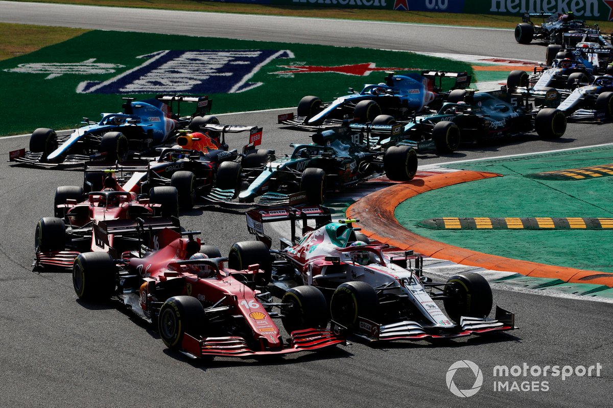 Antonio Giovinazzi, Alfa Romeo Racing C41, Charles Leclerc, Ferrari SF21, Carlos Sainz Jr., Ferrari SF21, Lance Stroll, Aston Martin AMR21, and the remainder of the field at the start