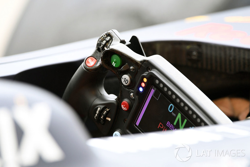 Red Bull Racing RB13 direksiyon detay