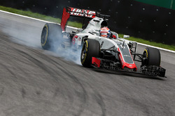 Romain Grosjean, Haas F1 Team VF-16 locks up under braking