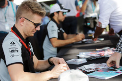 Ніко Хюлькенберг, Sahara Force India F1 підписує автографи уболівальникам