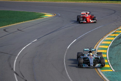 Lewis Hamilton, Mercedes AMG F1 W08, Sebastian Vettel, Ferrari SF70H