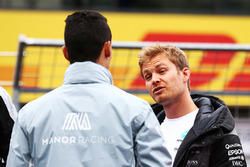 (L nach R): Pascal Wehrlein, Manor Racing und Nico Rosberg, Mercedes AMG F1 bei der Fahrerparade