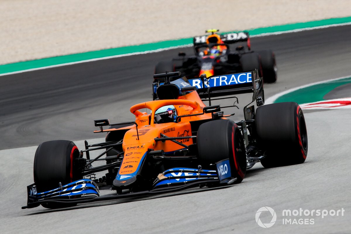 Daniel Ricciardo, McLaren MCL35M, Sergio Perez, Red Bull Racing RB16B