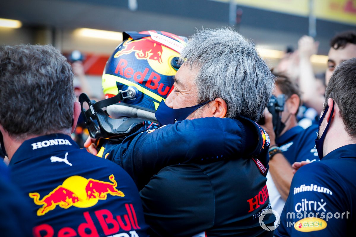Sergio Perez, Red Bull Racing, 1st position, Masashi Yamamoto, General Manager, Honda Motorsport, and the Red Bull team celebrate in Parc Ferme