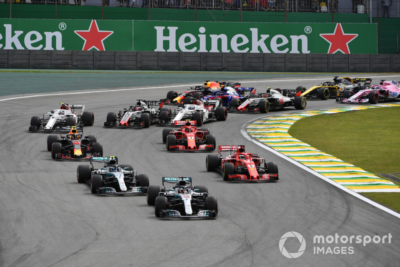 Льюис Хэмилтон и Валттери Боттас, Mercedes AMG F1 W09, Себастьян Феттель, Ferrari SF71H