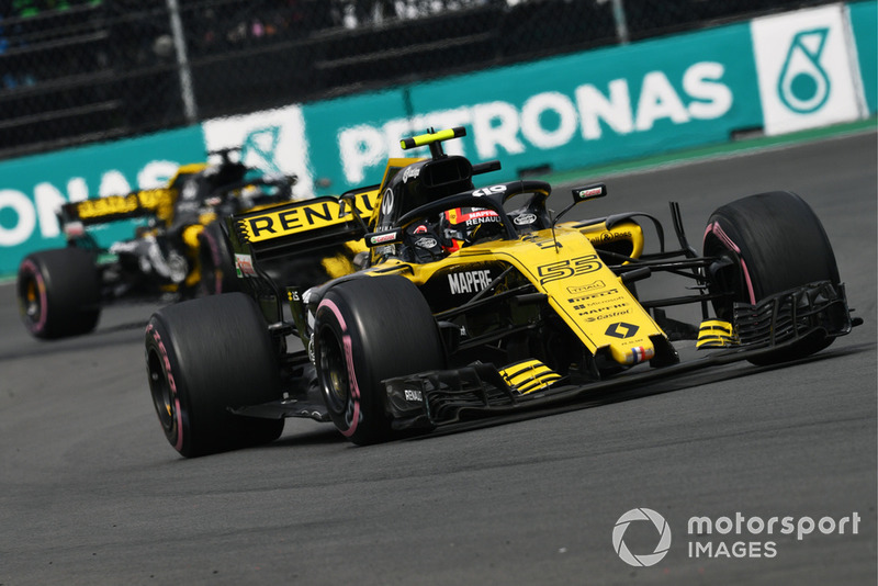 Carlos Sainz Jr., Renault Sport F1 Team R.S. 18 leads Nico Hulkenberg, Renault Sport F1 Team R.S. 18