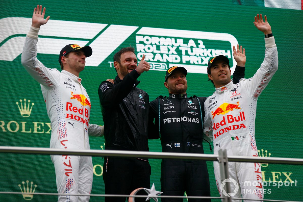 Max Verstappen, Red Bull Racing, 2nd position, the Mercedes trophy delegate, Valtteri Bottas, Mercedes, 1st position, and Sergio Perez, Red Bull Racing, 3rd position, on the podium