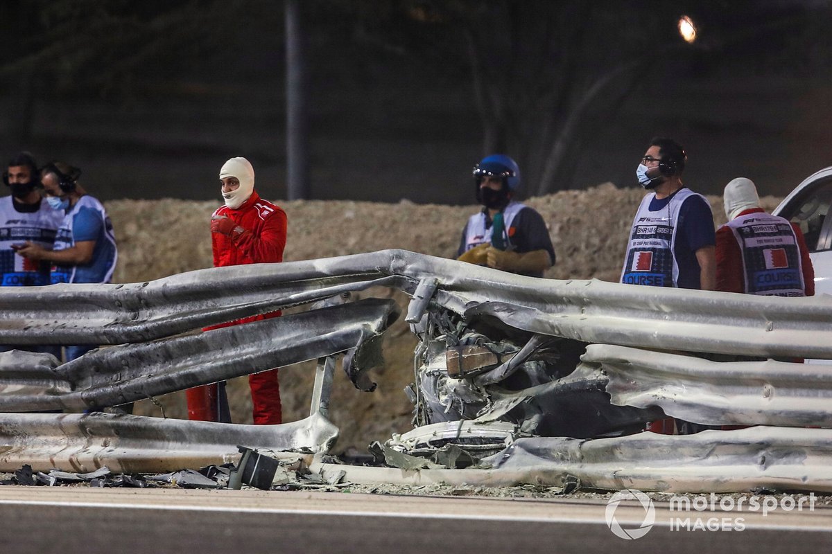 Inilah bentuk pembatas lintasan Sirkuit Int. Bahrain setelah dihantam mobil Haas VF-20 milik Romain Grosjean.