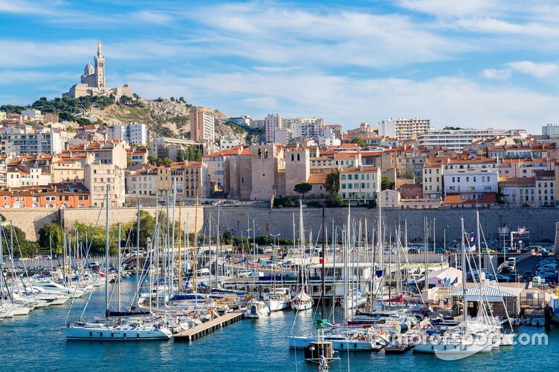 Port w Marsylli to miejsce warte odwiedzenia przy okazji GP Francji