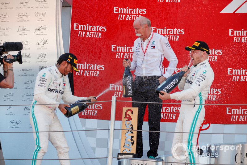 Zwycięzca wyścigu Lewis Hamilton, Mercedes AMG F1, Dr Dieter Zetsche, CEO, Mercedes Benz and Valtteri Bottas, Mercedes AMG F1