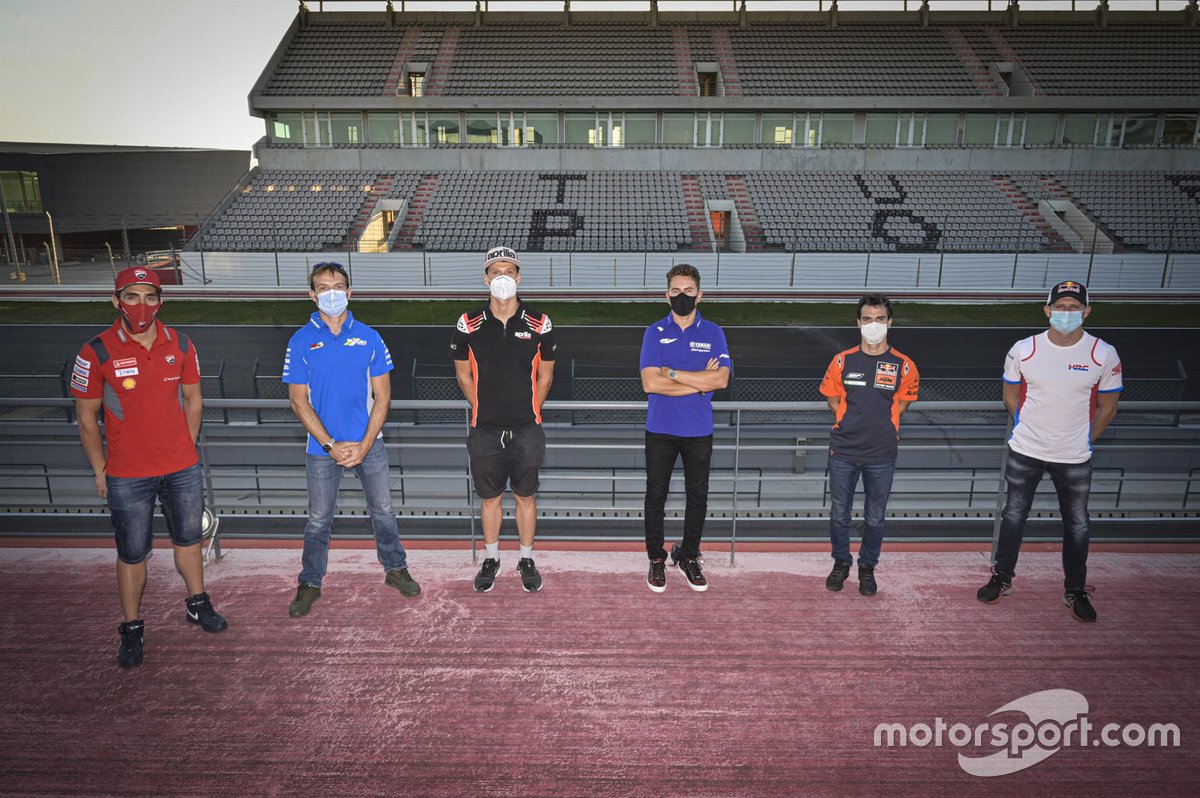 Para test riders MotoGP 2020 berpose bersama (ki-ka): Michele Pirro (Ducati), Sylvain Guintoli (Suzuki), Lorenzo Savadori (Aprilia), Jorge Lorenzo (Yamaha), Dani Pedrosa (KTM), dan Stefan Bradl (Honda).