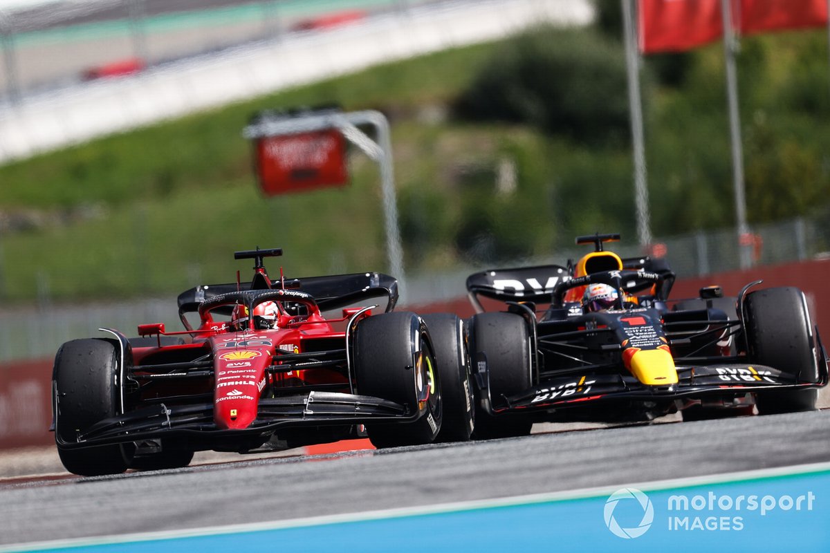 Charles Leclerc en Max Verstappen met elkaar in gevecht.