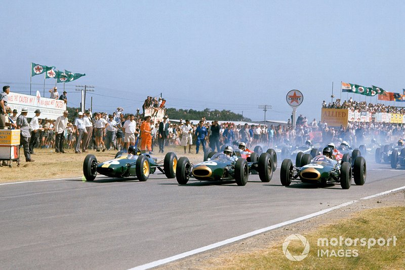Джим Кларк, Lotus 25-Climax, Джек Брэбэм, Brabham BT7-Climax и Дэн Герни, Brabham BT7-Climax стартуют с первого ряда