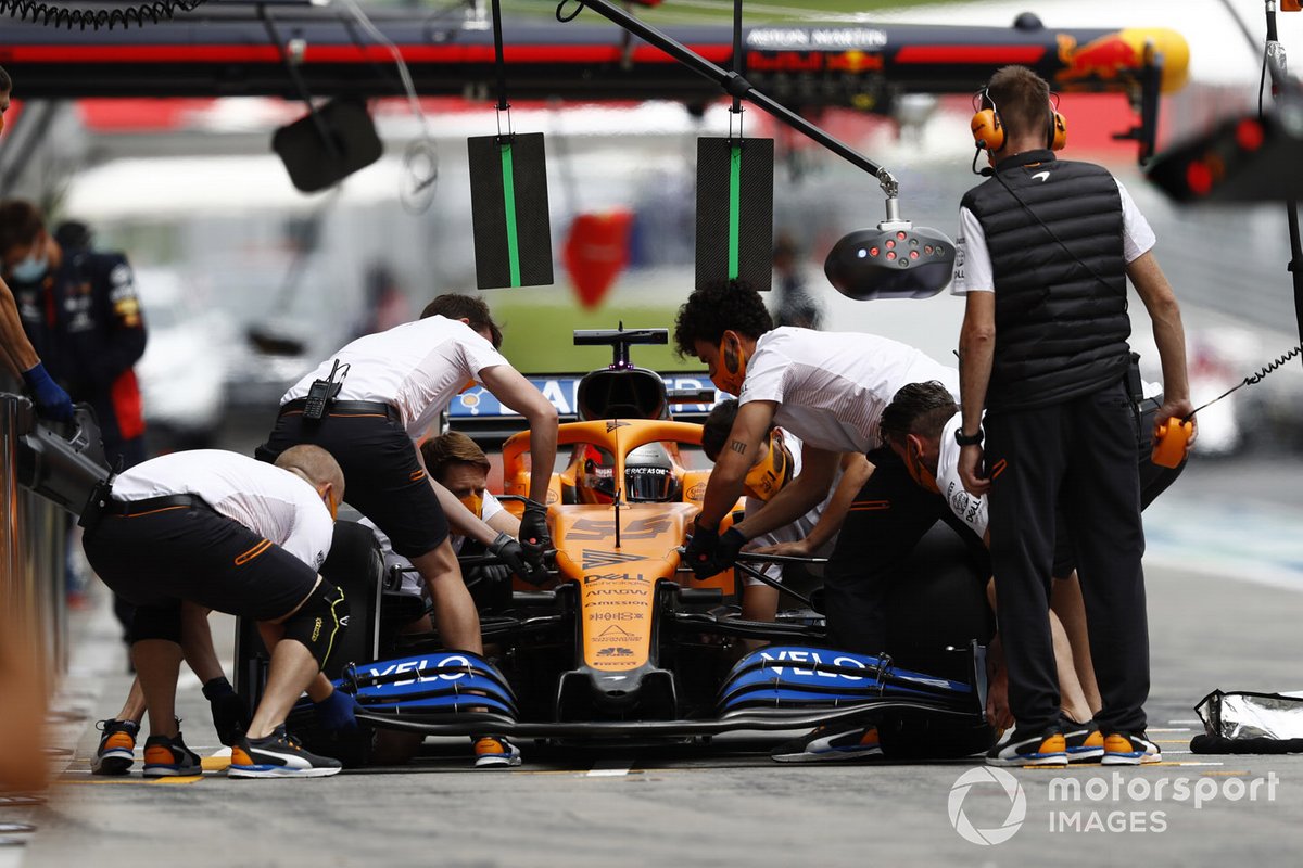 Carlos Sainz Jr., McLaren MCL35, has his front wing changed