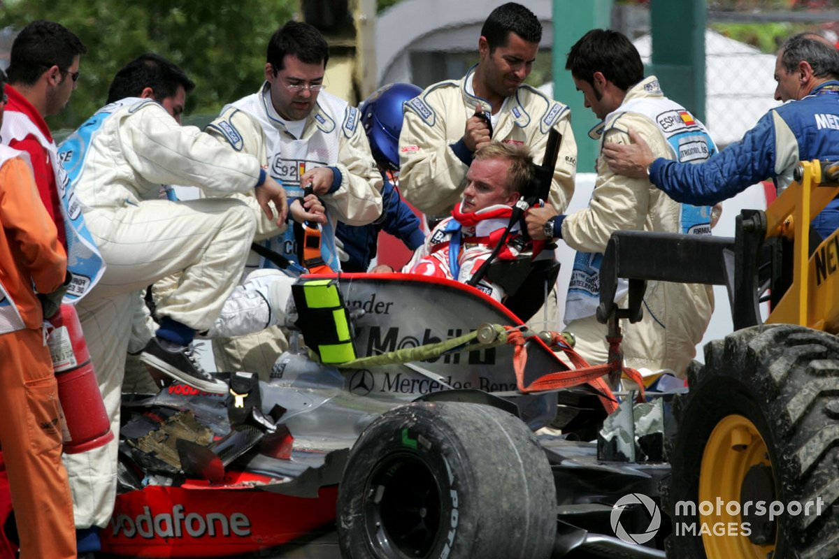 Heikki Kovalainen, Mclaren MP4-23 percute le mur de pneus et est extrait de sa monoplace par l'équipe médicale